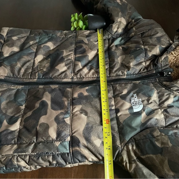 The North Face Kids' RVR Mt Chimbo Jacket Reversible Utility Brown Camo Size 6 - Picture 8 of 15